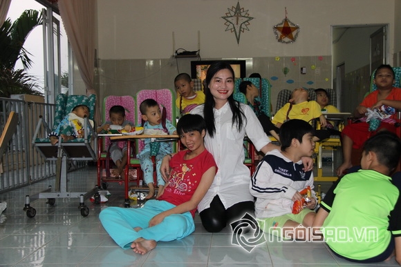 Hoa Hậu Trần Huyền Nhung, hoa hậu vì cộng đồng trần huyền nhung, sao việt