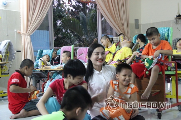 Hoa Hậu Trần Huyền Nhung, hoa hậu vì cộng đồng trần huyền nhung, sao việt