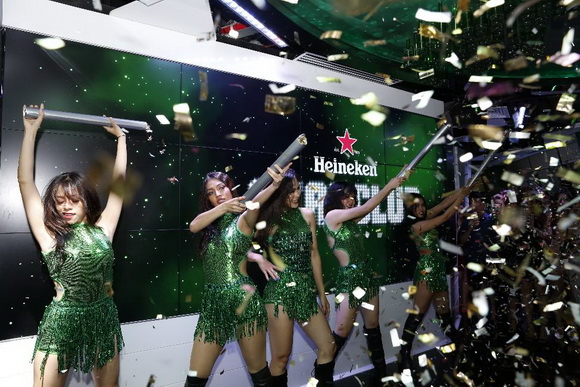The world of Heineken, Hứa Vĩ Văn, Diễm My 9X