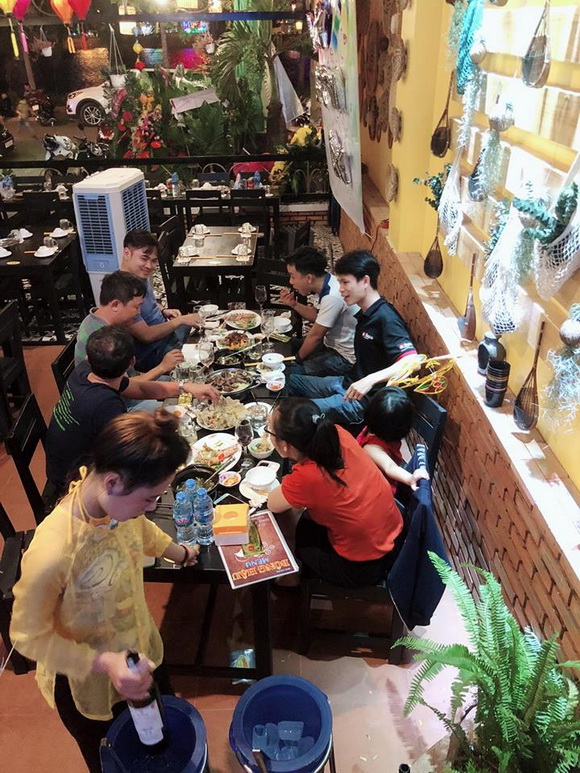 Á hậu Nguyễn Vân Anh, nhà hàng Bông Hậu, Nhà hàng hải sản Bông Hậu