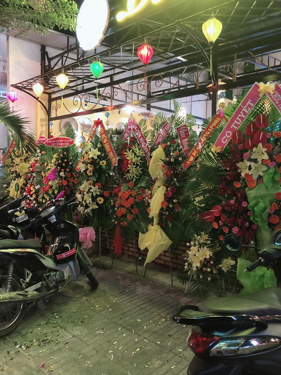 Á hậu Nguyễn Vân Anh, nhà hàng Bông Hậu, Nhà hàng hải sản Bông Hậu