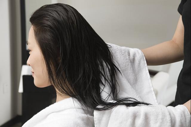4 cách làm cho mái tóc của bạn có mùi thơm