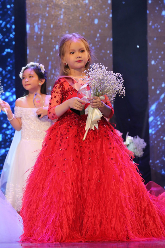 Trịnh Gia Linh, Mẫu nhí lai Tây, sao việt