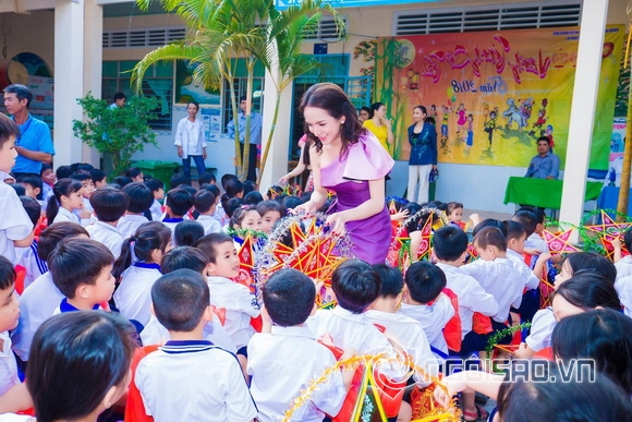 Mỹ nhân chuyển giới đoàn trần,đoàn trần phát quà trung thu,sao việt