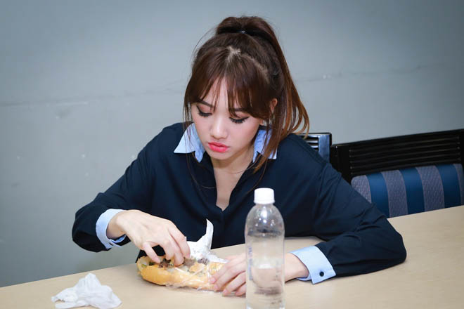Nấu ăn thì vụng về nhưng chiến tích 'ăn sạch' mọi thứ của Hari Won thì ai cũng phải nể