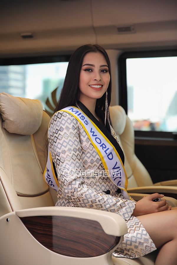Mẹ và người hâm mộ tiễn Hoa hậu Trần Tiểu Vy lên đường sang chinh chiến Miss World 2018