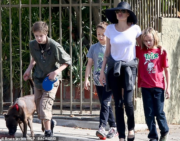 Trước ngày ra tòa với Brad Pitt, Angelina Jolie đưa các con đi chơi nhưng Pax Thiên, Maddox tuyệt nhiên không có mặt