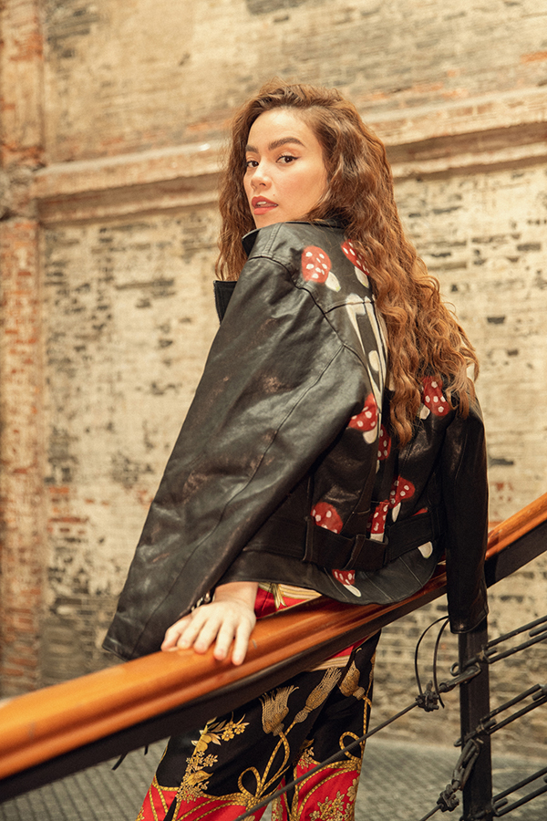 Hồ Ngọc Hà khoe street style đậm chất Gothic tại Thượng Hải 2 Hồ Ngọc Hà, sao việt