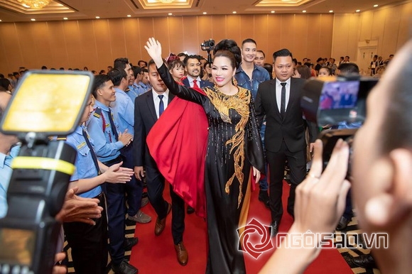 Hoa hậu Bùi Thị Hà, sao việt, Bảo vệ Long Hoàng