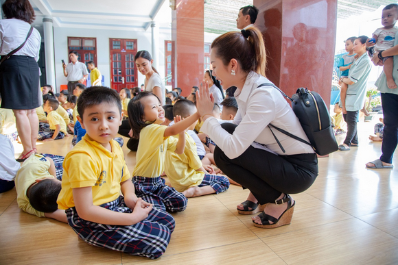 Hứa Vân Khương, Hoa hậu Vân Khương, Sao Việt