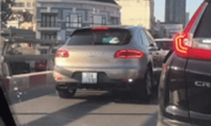 Lấn làn trên cầu vượt, xe Porsche bị tài xế Mercedes ép lùi cả đoạn dài