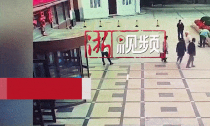 Bệnh nhân nhảy lầu tự tử rơi trúng nam thanh niên đứng dưới đường