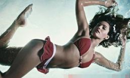 Kelly Brook "đốt cháy" lịch 2012