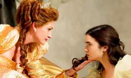 Julia Roberts lộng lẫy trong vai Hoàng hậu gian ác 