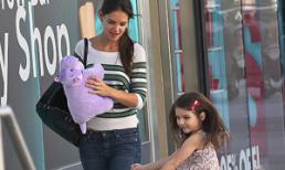 Suri Cruise nhảy múa bên mẹ