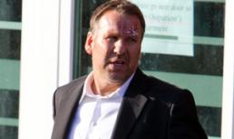 Bợm nhậu nước Anh húc đầu vào... xe tải