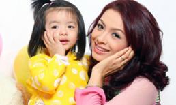 Hai bé nhà Thúy Hằng tập tành làm người mẫu