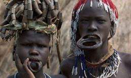 Kỳ dị bộ tộc căng môi bằng… đĩa