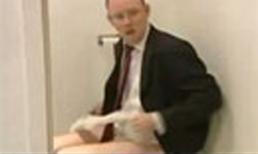 Đi vô phỏng vấn, đi ra gặp nhà vệ sinh video icon