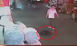 Bé 2 tuổi bị xe đụng: Những người không cứu bé Duyệt Duyệt nói gì?