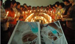 Người dân Trung Quốc thắp nến tưởng nhớ bé Duyệt Duyệt