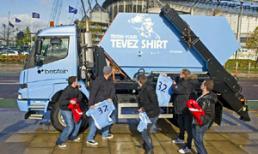 Cả thành Manchester vứt hết áo Tevez vào thùng rác