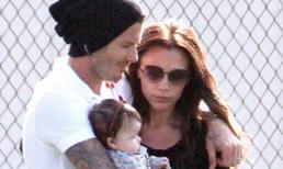 David bế bé Harper đi tập bóng đá