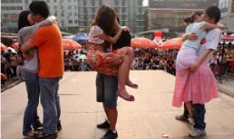 Thi’ ‘khóa môi’ tại Trung Quốc