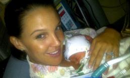 Hình ảnh đầu tiên của quý tử nhà Danielle Lloyd