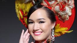 Thúy Vy mặc váy gắn 5000 cọng lông công tại HHTG 2011