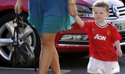 Bé Kai mặc áo MU cổ vũ bố Rooney