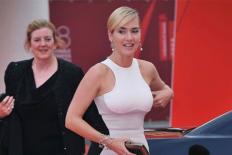 Kate Winslet 'ăn gian' ba vòng nhờ váy