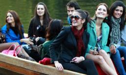 Người đẹp HHTG 2011 "thả dáng" tại ĐH Cambridge