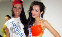 Trúc Diễm gợi cảm với bikini gắn lông chim đỏ!