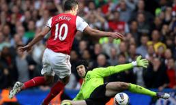 Van Persie lập hat-trick, các Pháo thủ "lên đồng" ở Stamford Bridge