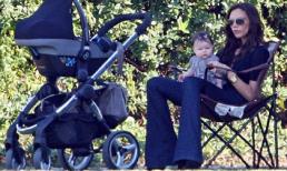 Bé Harper nhà Becks đi tắm nắng