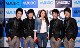 Ca sĩ Việt nuôi 'gà' - dễ mà... không dễ