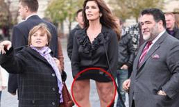 Cindy Crawford lộ đầu gối nhăn nhúm