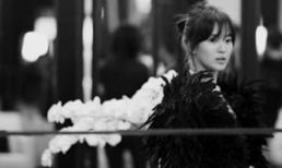 Song Hye Kyo vừa được khen lại bị chê