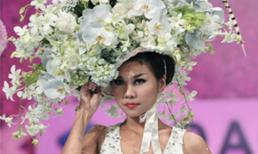 Thanh Hằng đội 'núi hoa' trên đầu