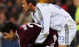 Những tư thế 'khó đỡ' trên sân bóng