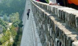 Leo lên tường cổ Nam Kinh để trốn vé