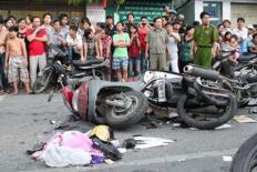 Tai nạn kinh hoàng: 11 xe vỡ nát