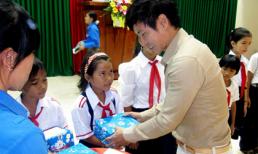 Lý Hải tặng nhà và học bổng cho học sinh nghèo