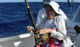 Bà lão 85 câu được cá Marlin nặng 1... tấn