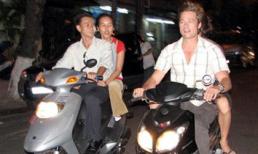 Brad Pitt "xe ôm" chở Jolie đi... uống trà đá?