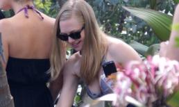 Ngắm diễn viên Amanda Seyfried gợi cảm bên bể bơi