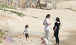 Gia đình Angelina Jolie dạo chơi trên biển Côn Đảo