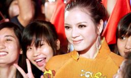 Đại sứ Lý Nhã Kỳ xộc xệch áo dài ăn mừng chiến thắng