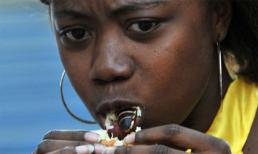 Hãi hùng với cuộc thi ăn gián sống